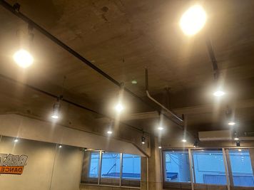 【撮影に大人気】スマホ一つでMVのような仕上がりに。調光機能で雰囲気を演出 - 箕面船場阪大前スタジオ 箕面船場阪大前スタジオ　Dstudioの室内の写真