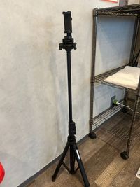 動画撮影・LIVE配信に必須の『スマホ用三脚』を完備！高さ調整も自由自在で、ベストショットを逃しません。鏡越しの自撮りや、ダンスのフォームチェックにも最適です。 - 箕面船場阪大前スタジオ 箕面船場阪大前スタジオ　Dstudioの室内の写真