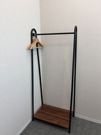 ハンガーラック　自由にご活用ください。 - NBFプラチナタワー  白金高輪駅直結｜WEB面接・会議に最適｜Wi-Fi・モニター　Cの設備の写真
