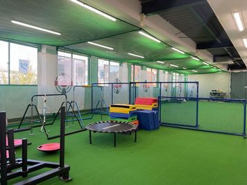 【新瑞橋駅徒歩すぐ・近隣P有】緑の人工芝が広がる、全天候型トレーニングスペースで体を思いきり動かそう！【エアコン完備】 - 新瑞橋スポーツクラブ