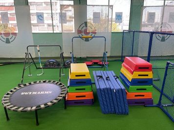 トランポリン、マット、跳び箱、鉄棒 - 新瑞橋スポーツクラブ 多目的スポーツスペース【広々空間】の設備の写真