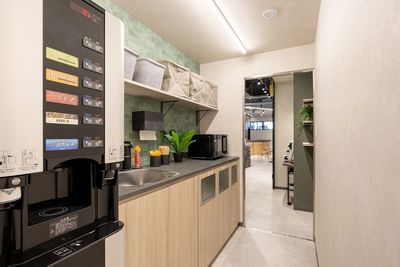 BIZcomfort熊本城前
ドリンクサーバー - BIZcomfort熊本城前 8名用会議室の室内の写真