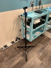 動画撮影・LIVE配信に必須の『スマホ用三脚』を完備！高さ調整も自由自在で、ベストショットを逃しません。鏡越しの自撮りや、ダンスのフォームチェックにも最適です。 - 吹田千里山スタジオの室内の写真