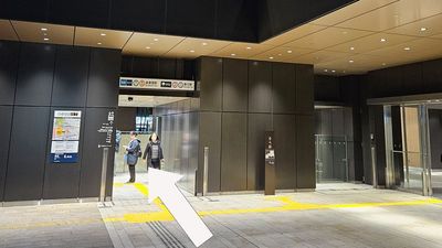 【地上からのアクセス】
ココカラファイン薬局さんに背を向けて立つと、奥にエレベーターがあります。
 - SOUND BOOTH TOKYO 【B】Boothの室内の写真