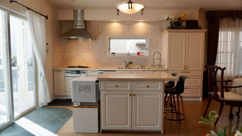 アイランドキッチン付きレンタルスタジオ - 煙突のある白い壁の家 Wonder Vino 1961