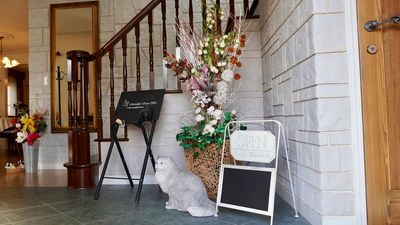 玄関には美しく飾られた花々とアリスがお出迎え - 煙突のある白い壁の家 Wonder Vino 1961 アイランドキッチン付きレンタルスタジオの入口の写真