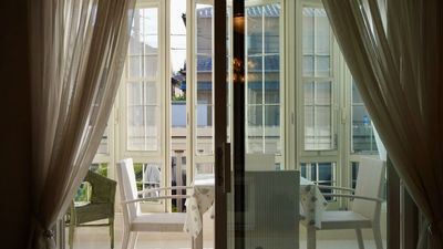 左手にサンルーム - 煙突のある白い壁の家 Wonder Vino 1961 アイランドキッチン付きレンタルスタジオの入口の写真