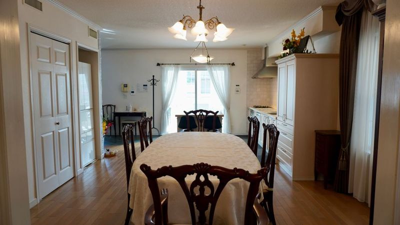 アイランドキッチン付きレンタルスタジオ - 煙突のある白い壁の家 Wonder Vino 1961