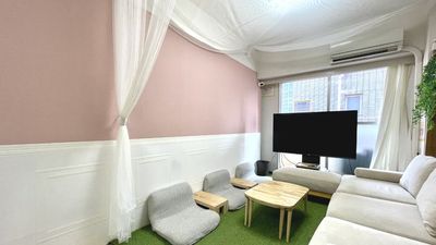 【人工芝エリア】椅子に座りながら、モニターを視聴することが可能です - TAKADA＋n 【お一人様／子育て応援プラン】の室内の写真
