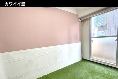 【人工芝エリア】椅子をずらして人工芝でお過ごしいただくことができます - TAKADA＋n 【お一人様／子育て応援プラン】の室内の写真