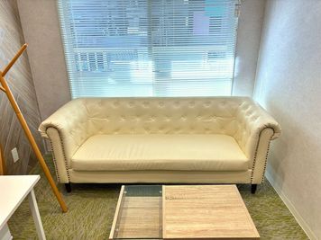 ゆったり座れる2名掛けソファ - ブリッジレンタルオフィス レンタルスペース　Room4の室内の写真