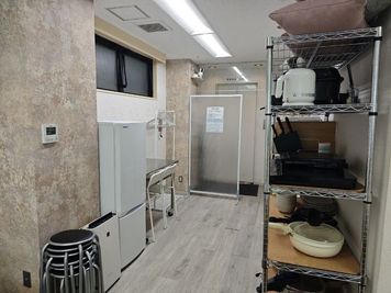 ホットプレートなどの電気製品、鍋などがございます。 - レンタルスペース -- BB 新宿御苑 -- 女子会/推し活/歓迎会/撮影/上映会/駅徒歩4分！新宿御苑の室内の写真