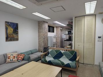 ゆったりとしたソファで楽しいひと時を過ごしてください。 - レンタルスペース -- BB 新宿御苑 -- 女子会/推し活/歓迎会/撮影/上映会/駅徒歩4分！新宿御苑の室内の写真