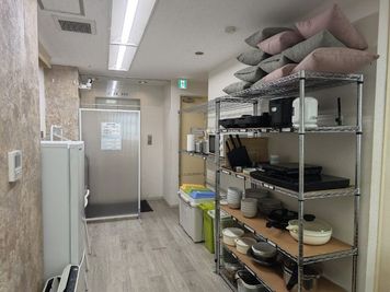 ホットプレートなどの電気製品、鍋などがございます。 - レンタルスペース -- BB 新宿御苑 -- 女子会/推し活/歓迎会/撮影/上映会/駅徒歩4分！新宿御苑の室内の写真