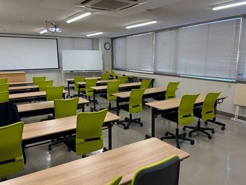 【セミナールームＣ】福山駅から徒歩４分、フルHDプロジェクターと100インチ大型スクリーン、ホワイトボード標準装備！ - 株式会社グローバルキャリア研究所