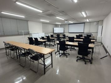 【セミナールームＡ】福山駅から徒歩４分、フルHDプロジェクターと100インチ大型スクリーン、ホワイトボード標準装備！ - 株式会社グローバルキャリア研究所