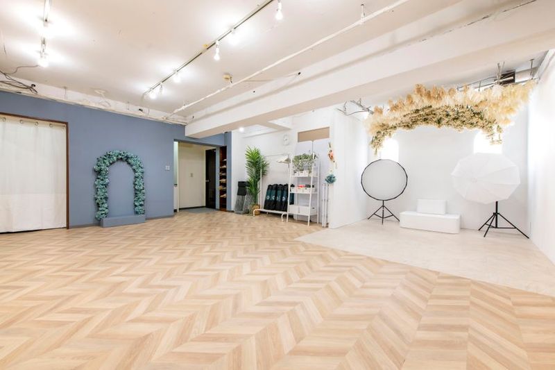 40㎡超天井高2.7ｍ｜プロ監修スタジオ｜自然光ライティング｜天井一面のドライフラワー｜撮影用背景紙2.7m(3色)｜グレー壁ベージュ壁｜機材無料貸出 - Studio Green & FOTO 永福町 FOTO永福町の室内の写真