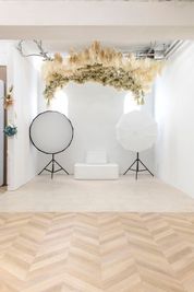 40㎡超天井高2.7ｍ｜プロ監修スタジオ｜自然光ライティング｜天井一面のドライフラワー｜撮影用背景紙2.7m(3色)｜グレー壁ベージュ壁｜機材無料貸出 - Studio Green & FOTO 永福町 FOTO永福町の室内の写真