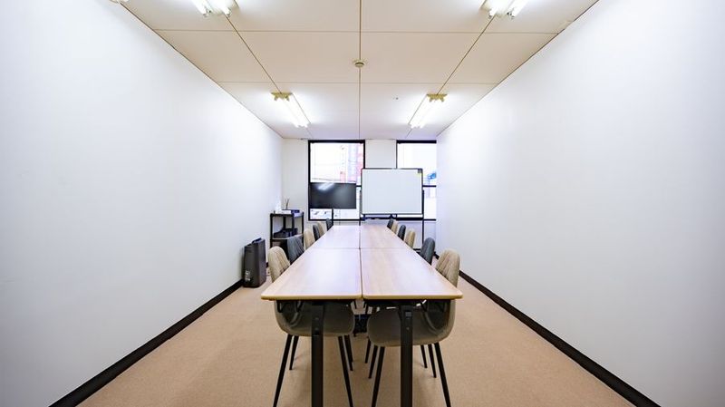 硬い会議室のイメージを払拭！✨柔らかなベージュ系の内装が心地よいコミュニケーションを促す空間を創出しました😊🏢 - 三宮貸し会議室　  NMスペース エリア No,1の駅近！三宮貸し会議室　NMスペースの室内の写真