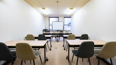 研修・勉強会・セミナーにも使いやすいレイアウトです。 - 三宮貸し会議室　  NMスペース JR三ノ宮駅から徒歩10秒｜貸し会議室 NMスペースの室内の写真