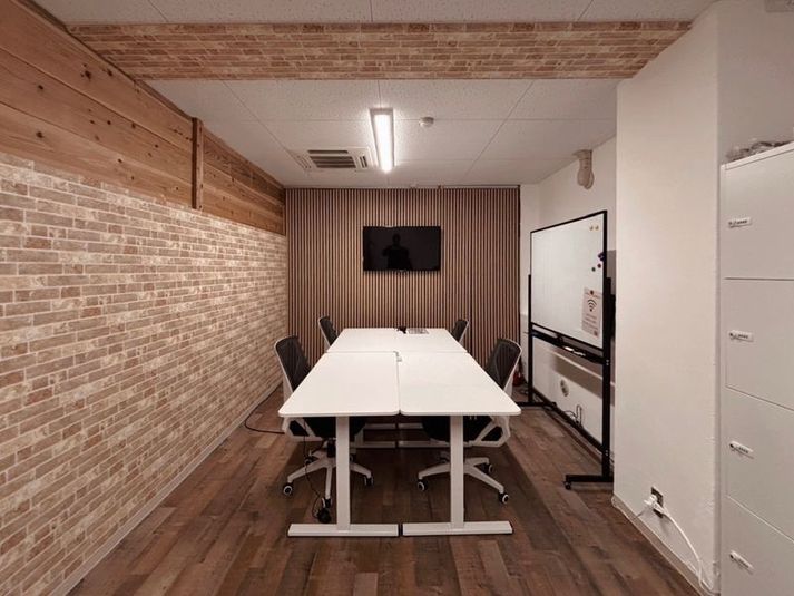 会議室向けに机配置もご自由に変更可能です。 - 【徒歩1分 駅前ビル】レンタルスペース オレンジワーク緑地公園店 【特価￥495円～】オレンジワーク緑地公園店「会議室A」の室内の写真