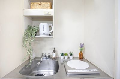 棚の上に消毒液あります！
シンク脇にハンドソープと洗剤です！ - 中目黒コネクトスペースの室内の写真