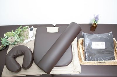 （左）ベッド備品（中央）胸当て・半円枕（右）フェイスシート　です！ - 中目黒コネクトスペースの設備の写真