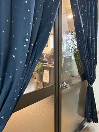 ドアは古いですが、外のカーテンで外部の視線をシャットダウンすることも可能。 - Tekapo Lounge -長居していい小さな喫茶ラウンジ- Tekapo Loungeの入口の写真