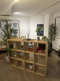 ボードゲームは少しだけですが、置いてあります。希望があれば、もっと増やしていきます。 - Tekapo Lounge -長居していい小さな喫茶ラウンジ- Tekapo Loungeの室内の写真