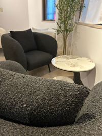 黒のソファ席です。黒羊と勝手に名付けています。 - Tekapo Lounge -長居していい小さな喫茶ラウンジ- Tekapo Loungeの設備の写真