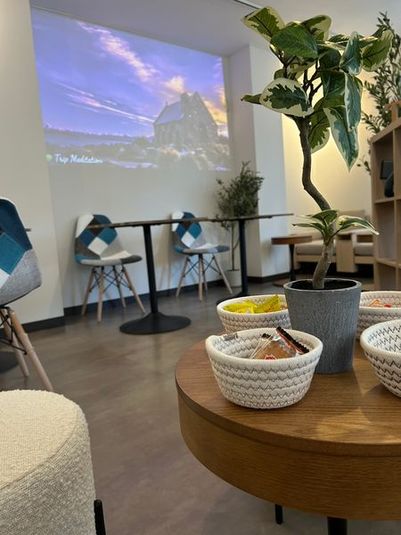 テーブルが７つだけの小さな喫茶ラウンジです。個人店なので、椅子やテーブルの配置は自由に変更可。 - Tekapo Lounge -長居していい小さな喫茶ラウンジ- Tekapo Loungeの室内の写真