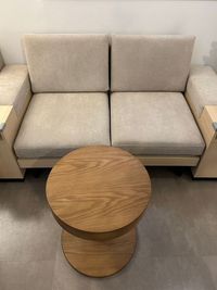 ２人掛けのソファで、ひじ掛けもあります。 - Tekapo Lounge -長居していい小さな喫茶ラウンジ- Tekapo Loungeの設備の写真