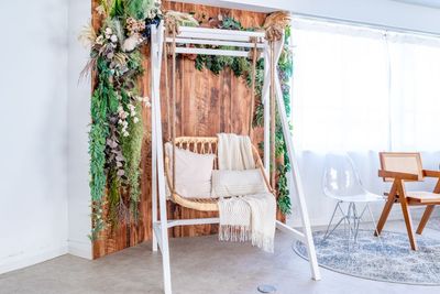 移動式1人掛けブランコを追加しました！（押して簡単に移動できます）
全体：幅100×高さ160
座位部分：幅80cm - 都内の白ホリ自然光 撮影スタジオ 真っ白いアーチ💎自然光がたっぷり入るホワイトスタジオの設備の写真