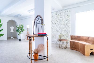 都内の白ホリ自然光 撮影スタジオ 白壁×アーチ×植物×ブランコ｜感情を引き出す光のスタジオの室内の写真