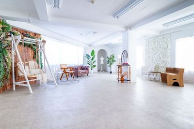 飯田橋駅2分｜自然光ポートレート＆ウェディング撮影スタジオ｜白壁・アーチ・植物背景｜土足OK - 都内の白ホリ自然光 撮影スタジオ