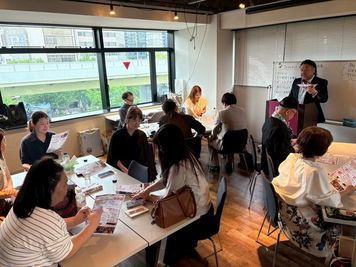 交流会や展示会、研修にも最適。
窓が大きく受講者も楽に受講できると評判です。矢場町駅から３分の好立地。 - 【名古屋矢場町3分NYスタイル空間】D→START名古屋栄本店 Ⅾ→START名古屋本店「第1セミナールーム＆スタジオ」の室内の写真
