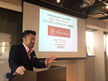 プロジェクターとスクリーンは即使えます。 - 【名古屋矢場町3分NYスタイル空間】D→START名古屋栄本店 Ⅾ→START名古屋本店「第1セミナールーム＆スタジオ」の設備の写真