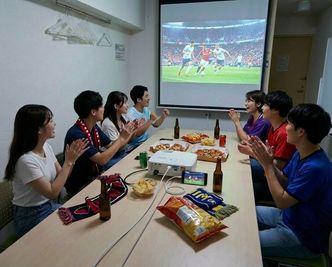 大画面でのスポーツ観戦、動画鑑賞頂けます。 - TSUBAKI横浜 TSUBAKI横浜スペースの室内の写真