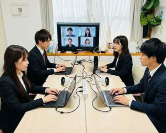 Web会議では、モニター・集音マイク・スピーカー・延長コードが利用可能です。 - TSUBAKI横浜 TSUBAKI横浜スペースの室内の写真