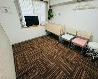 テーブルは折り畳み、椅子はスタック出来ます。 - TSUBAKI横浜 TSUBAKI横浜スペースの室内の写真