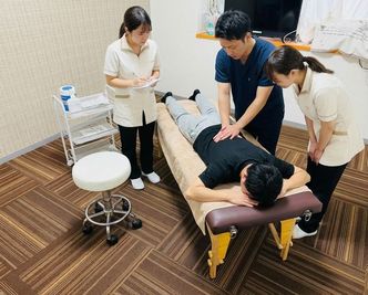 施術ベット・丸イス使用で、施術・マッサージでの利用も可能。
 - TSUBAKI横浜 TSUBAKI横浜スペースの室内の写真