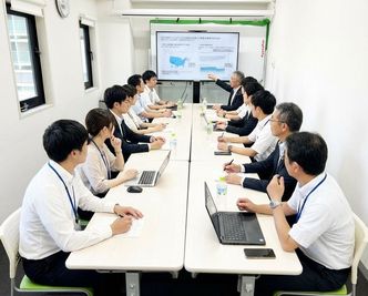 ５５インチモニターを利用して打ち合わせ・Web会議等行えます。
業務用ルーターにて無線&有線LANも利用可能。 - TSUBAKI新横浜 Part2 多目的スペースの室内の写真