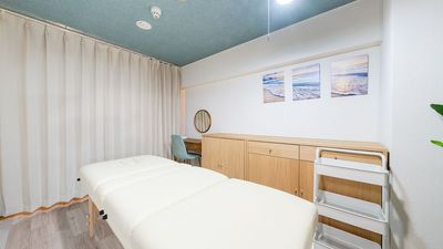 メインルームと玄関はカーテンで仕切られています - レンタルサロンPallet レンタルサロンPallet池袋店の室内の写真