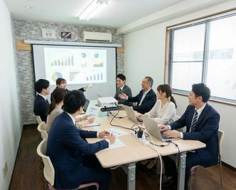 １００インチプロジェクタースクリーンにて打ち合わせ利用可能です。 - TSUBAKI新横浜 TSUBAKI新横浜スペースの室内の写真