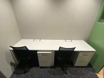 デスク幅は120センチ、椅子はメッシュ仕様。作業に集中しやすい設計です。 - 大宮サクラスクエアモール2階WAW大宮 【R18（2名席用）】1時間から使えるサテライトオフィスの室内の写真