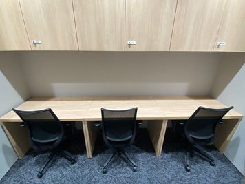 デスク幅は120センチ、椅子はメッシュ仕様。作業に集中しやすい設計です。 - 大宮サクラスクエアモール2階WAW大宮 【R28（3名席用）】1時間から使えるサテライトオフィスの室内の写真