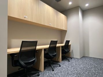 大宮サクラスクエアモール2階WAW大宮 【R28（3名席用）】1時間から使えるサテライトオフィスの室内の写真