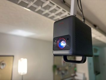 ４Kレーザープロジェクター（定価249,900円） - Flowe大宮の設備の写真