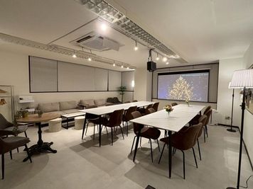 スポットライト＋スタンドライトで雰囲気最高です - Flowe大宮の室内の写真