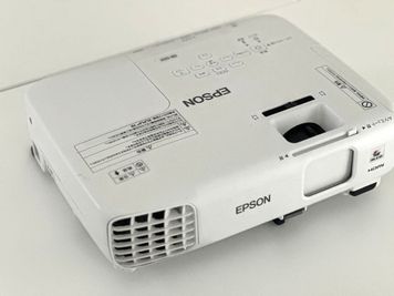 プロジェクターを無料でご利用いただけます。 - レンタルオフィス新宿の設備の写真